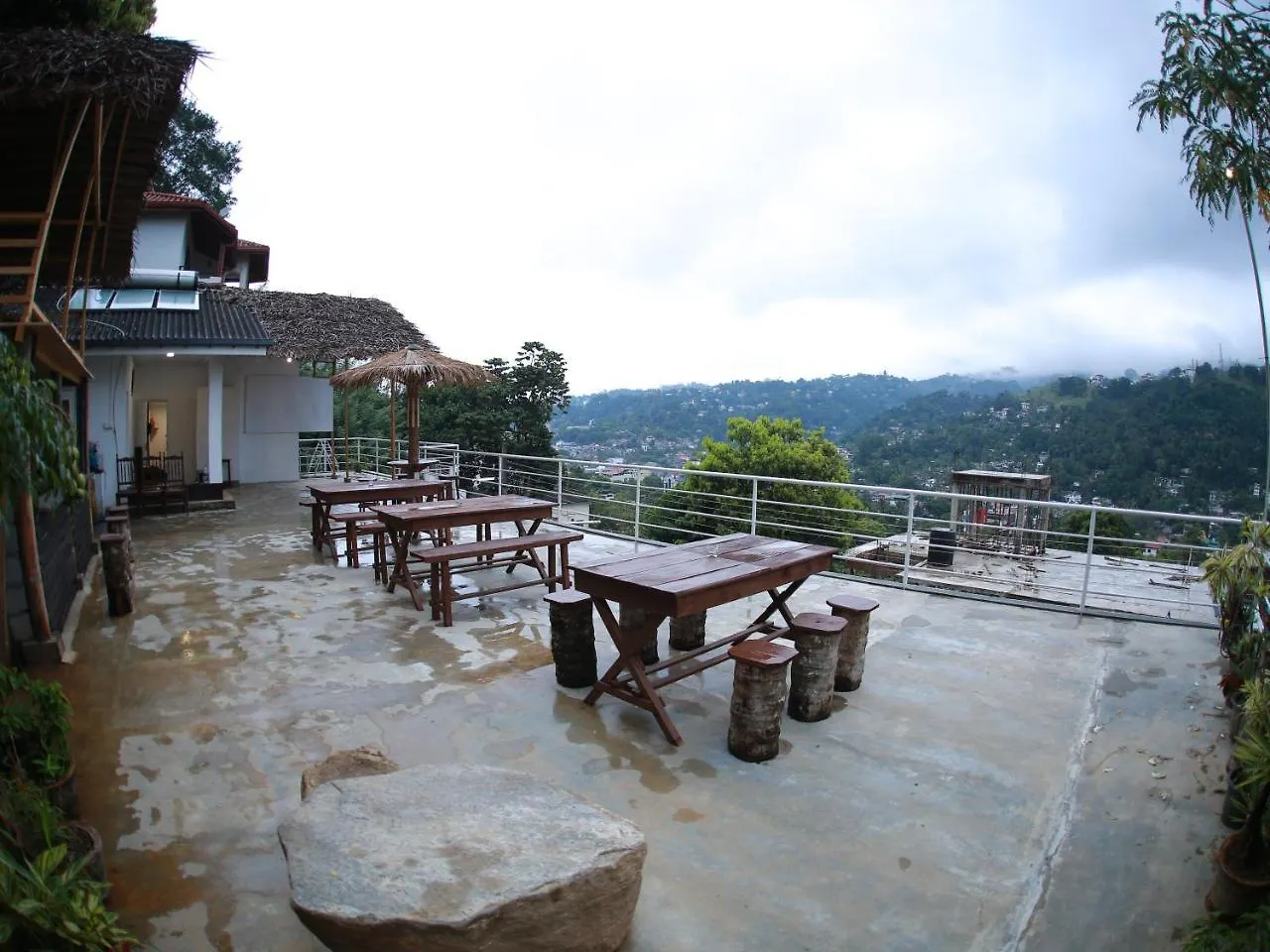 Deck On The Hills Hostel Κάντι